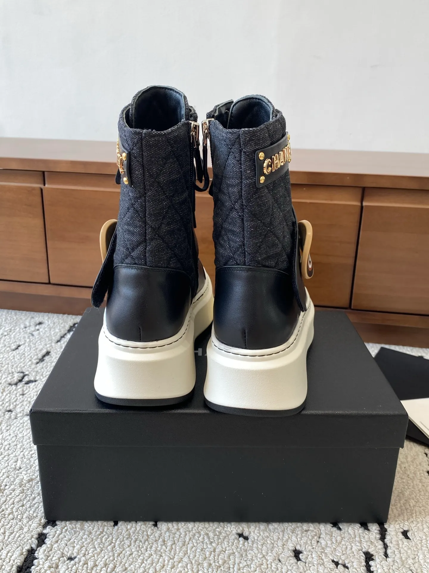 👟👟Ex-factory price 760👟👟 CHANEL 2025s autumn and winter series thick-soled short boots, made of imported cowhide, with an additional height of 5cm to show leg length. The boots follow Chanel's classic rhombus pattern, and add this year's popular sun buckle. Xiao Meimei likes it especially. This is Chanel's hot style for autumn and winter this year. With the traditional inner zipper, it is easy to put on the feet and super comfortable. It is a must-have for this autumn and winter. Upper material: imported cowhide with rhombus microfiber, washed denim ❤︎ Consistently authentic ❤︎ Outsole: original Italian TPU foam outsole Number of yards: 35-40 (Customized size 40 is non-refundable and non-exchangeable) Buy now 👉 Buy now 👉 Buy now 👉 Buy now 👉